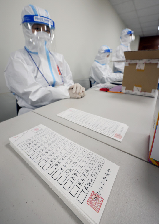 제20대 대통령선거일인 9일 오후 서울 마포구 망원1동주민센터에서 관계자들이 방역복을 입고 확진·격리자들 투표를 준비하고 있다. 연합뉴스